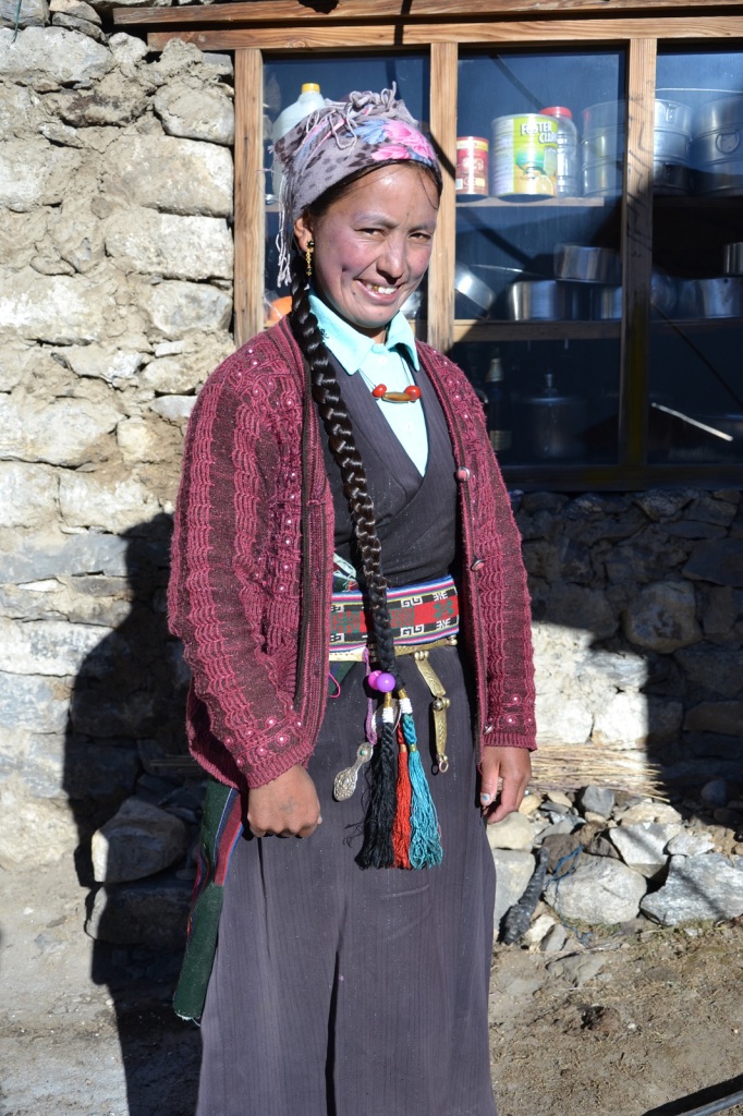 Majatalon pitäjä tiibetiläisvaikutteisessa asussaan Kyanjin Gompan kylässä Langtangin laaksossa. 