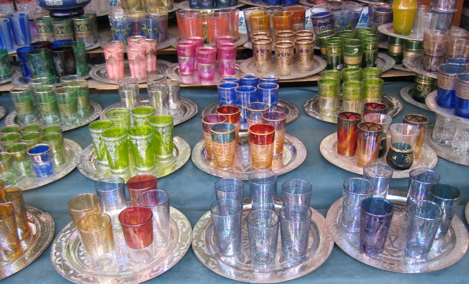 Marokkolainen minttutee. Värikkäät teelasit ovat suosittu matkamuisto Marokosta. Kuva: Flickr/mwanasimba.