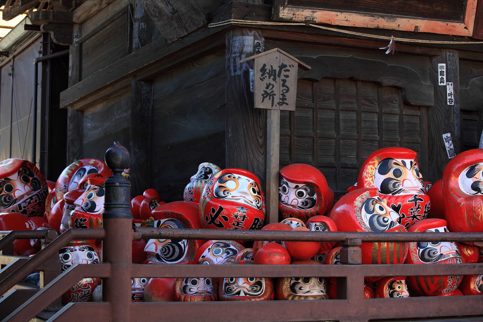 Monet kävijät jättävät nukkeja Takasakin Daruma-temppeliin. Kuva: Flickr/Tanaka Juuyoh