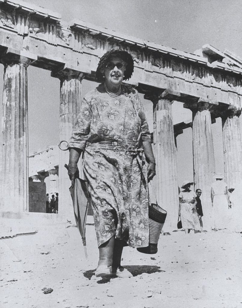 Agatha Christie vierailee Ateenan Akropolis-kukkulalla vuonna 1958. © National Media Museum UK, via Wikimedia Commons.